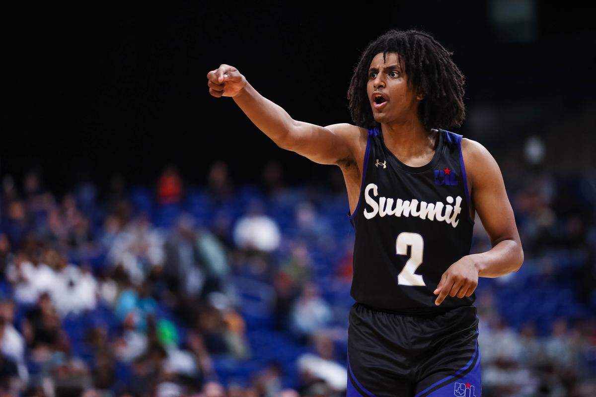 Mansfield Summit guard Sam Getnet (2) points his finger after a play in the Class 5A Division II state championship against Beaumont United at The Alamodome in San Antonio, Texas, March 14, 2026.