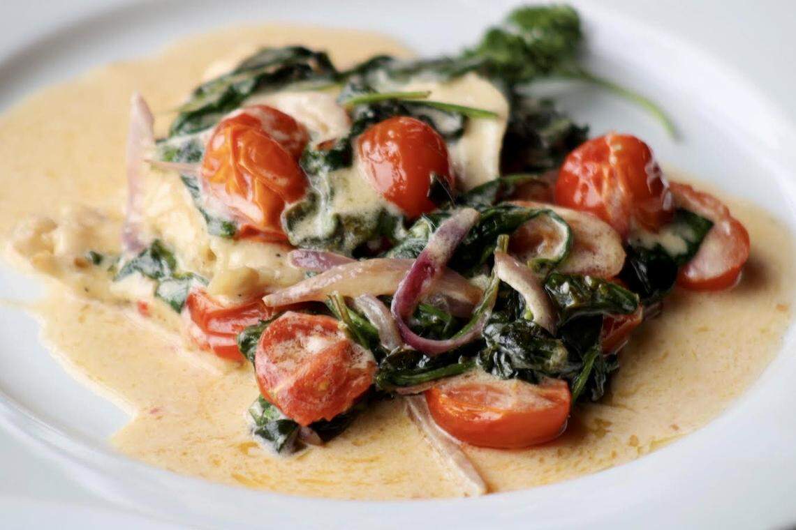 Pollo agli spinaci (spinach, cherry tomatoes and onion chicken scaloppine) at Loveria.