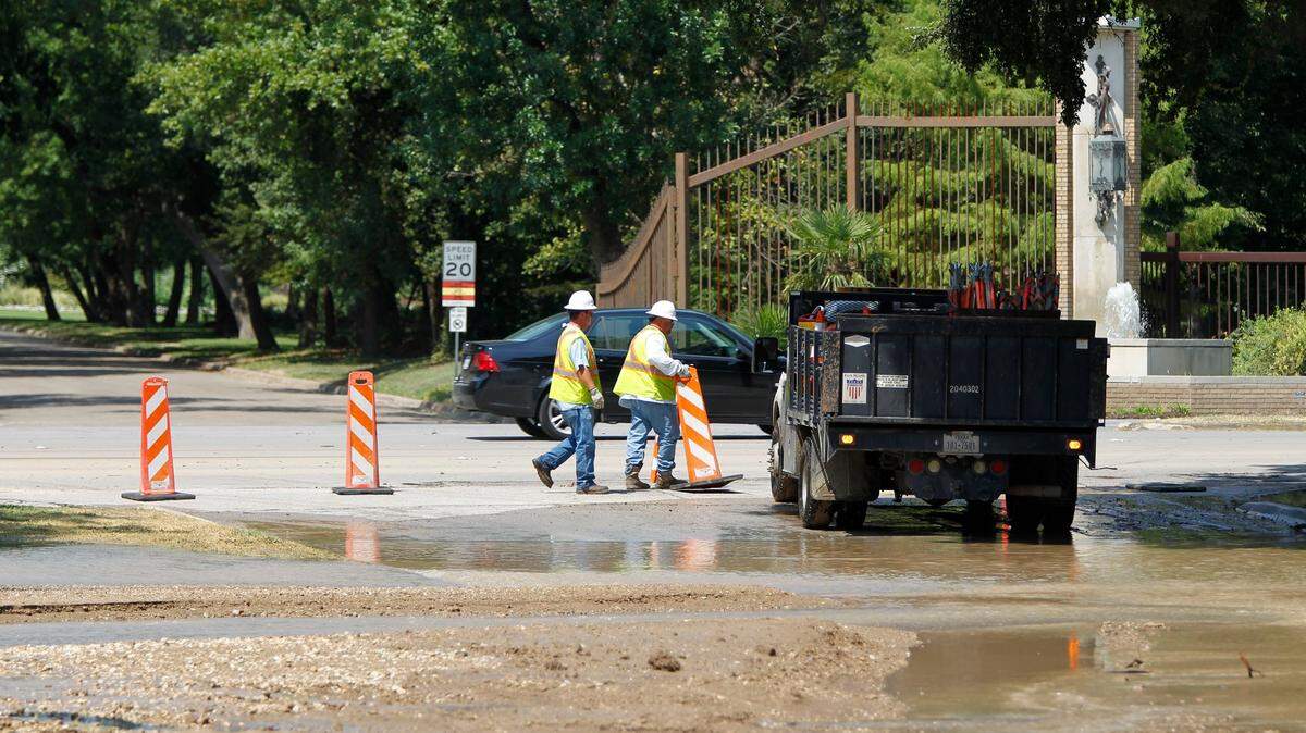 Fort Worth water crews repair a main break outside the Botanic Garden in 2015. High heat is cause main breaks this summer, but the overall number is less than last year.