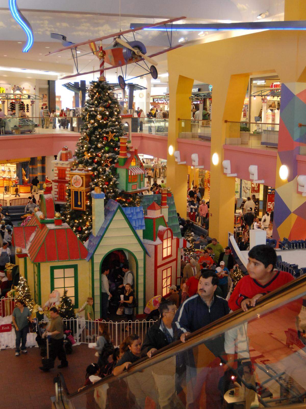 Dec. 23, 2006: Shoppers crowd through the holiday scene of the Kid's Corner at Ridgmar Mall.