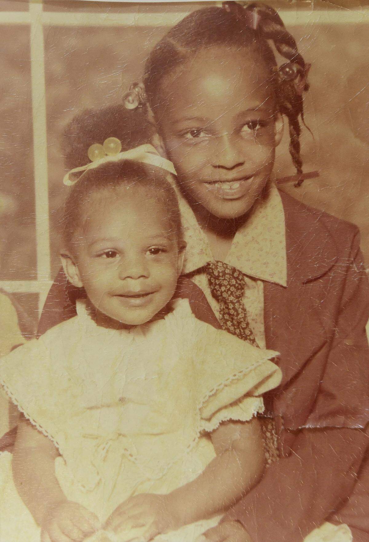 Felecia Johnson poses with her younger sister, Tawanna.