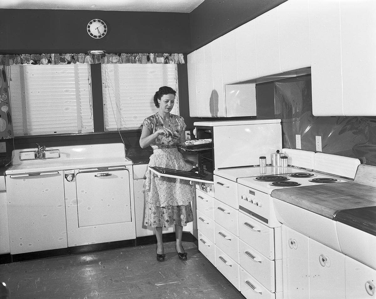 Sept. 28, 1952: The “super modern” kitchen of Mrs. L.R. Sarazan of 4400 Ridgehaven Road.
