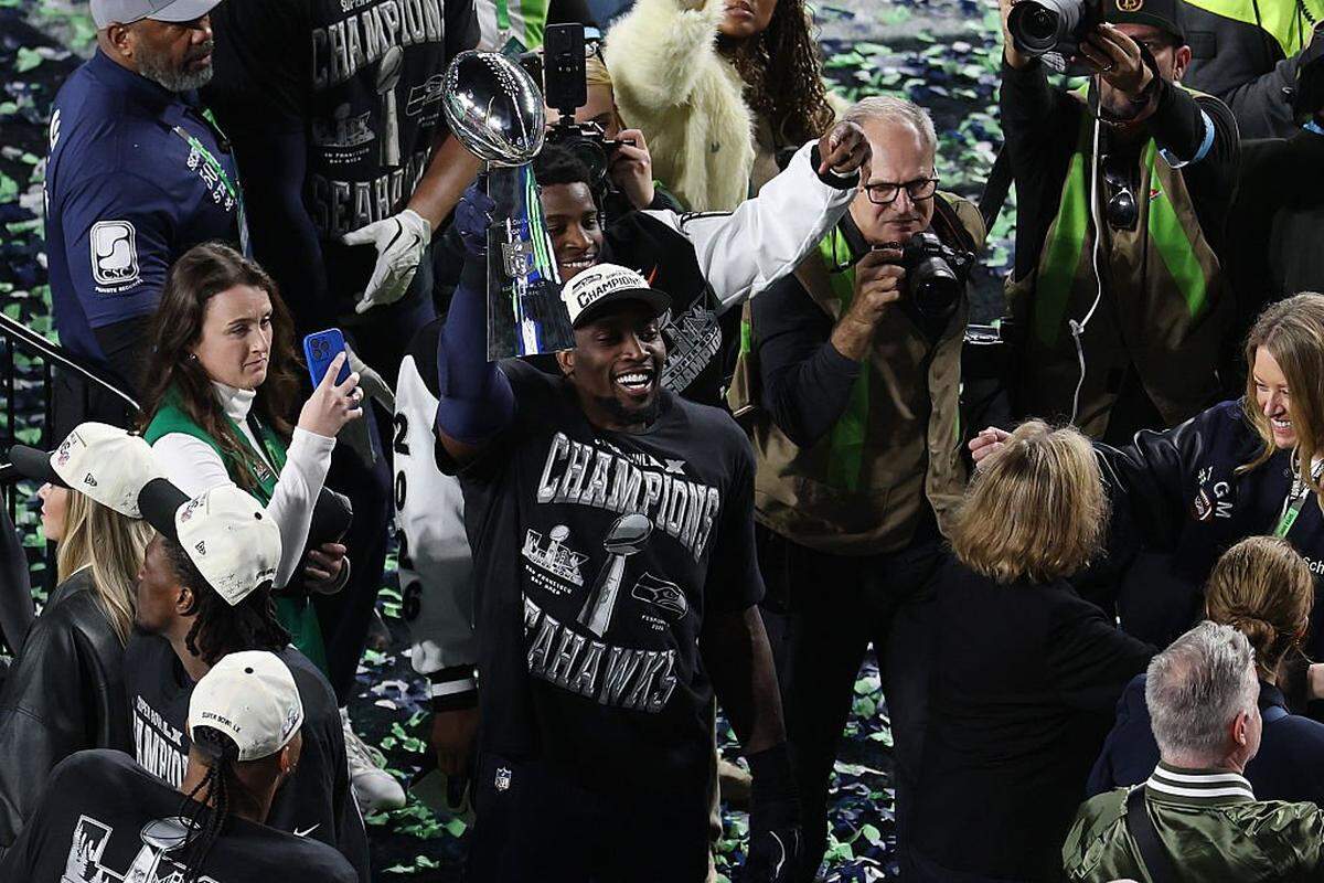 SANTA CLARA, CALIFORNIA - FEBRUARY 08: Demarcus Lawrence #0 of the Seattle Seahawks hoists the Vince Lombardi Trophy after defeating the New England Patriots 29-13 to win Super Bowl LX at Levi's Stadium on February 08, 2026 in Santa Clara, California. (Photo by Ishika Samant/Getty Images)