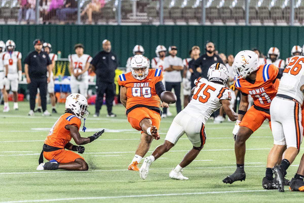 Arlington Bowie’s Leo Espindola kicks a field goal against Haltom on Thursday.