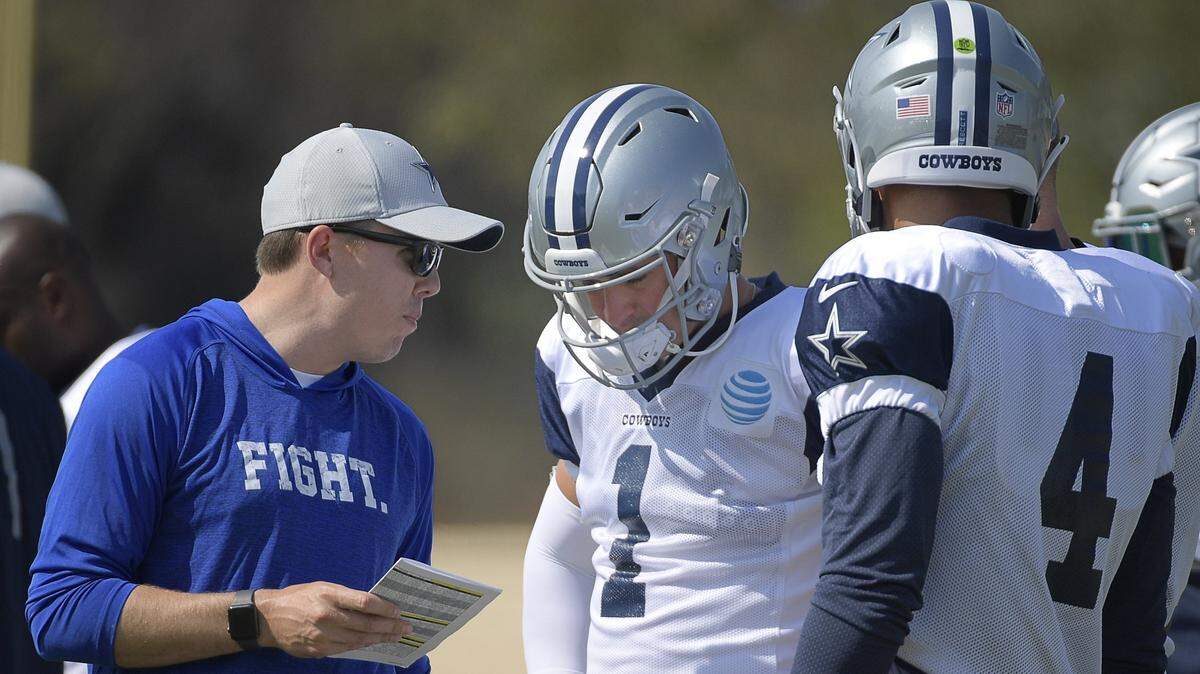 Dallas Cowboys offensive coordinator Kellen Moore (left) will call plays in 2019, per coach Jason Garrett.