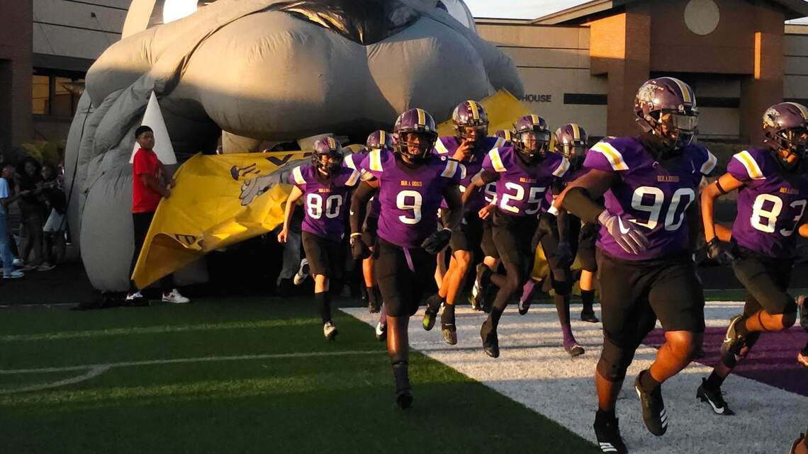 Everman takes a leg up in the race for a playoff spot with win over Arlington Seguin