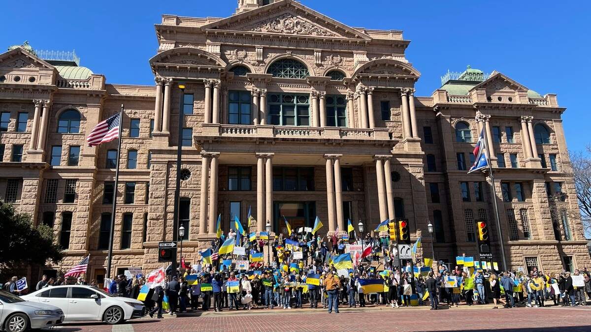 Hundreds gathered Sunday, Feb. 27, at the Tarrant County Courthouse to show their support for Ukraine while condemning Russia’s invasion.