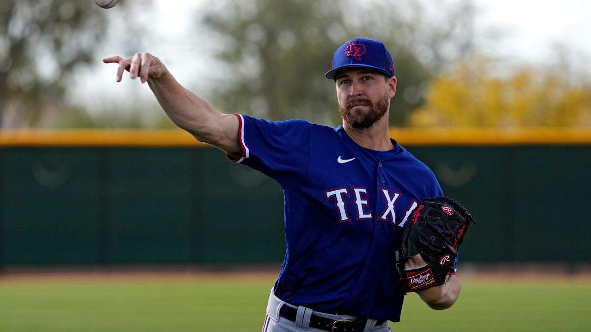 Texas Rangers pitcher Jacob deGrom throws during spring training baseball practice in Suprize, Ariz. 