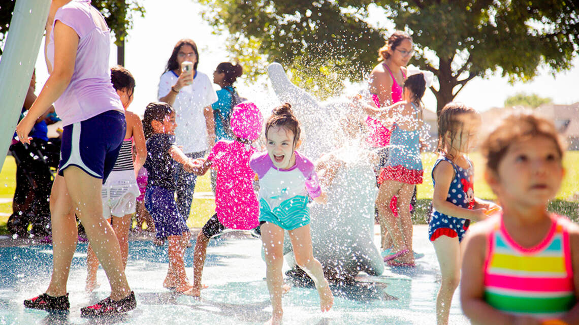 Refréscate este verano en estas áreas de rociadores gratuitas o baratas en Fort Worth