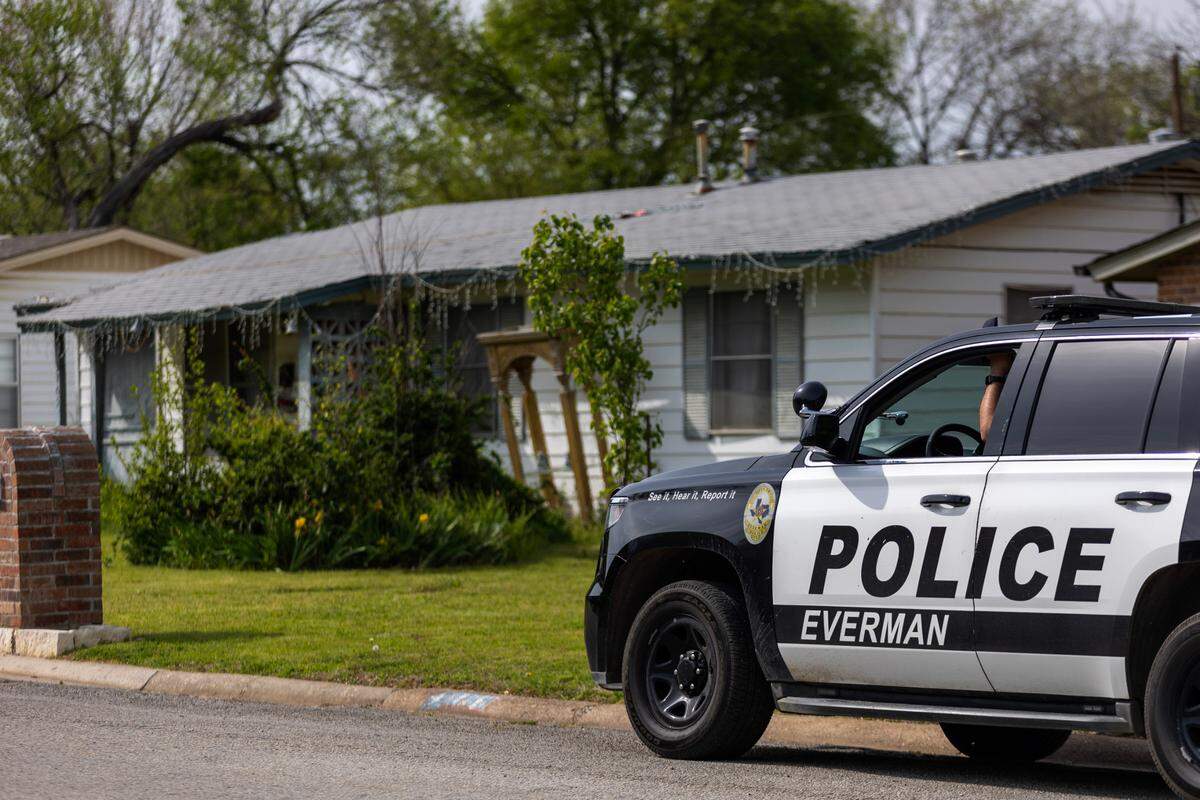 Un vehículo policial está estacionado afuera del último lugar de residencia conocido de Noel Rodríguez-Álvarez en Everman, Texas, el martes 28 de marzo de 2023. Noel no ha sido visto desde noviembre de 2022.