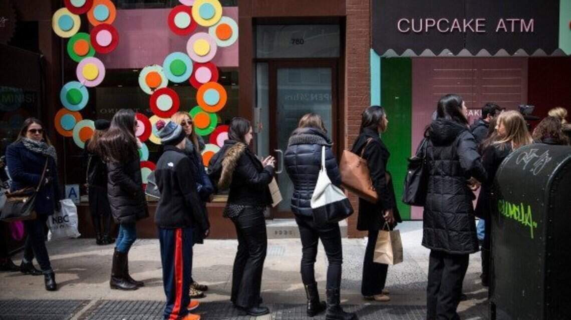 Trendige Bäckereikette, bekannt für ihre viralen „Cupcake-Automaten“ ...