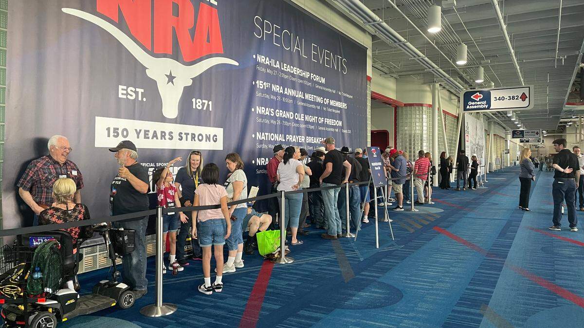 Una multitud espera en fila antes de la presentación del ex presidente Donald Trump en la convención anual de la NRA en Houston, que comenzó el viernes por la mañana.