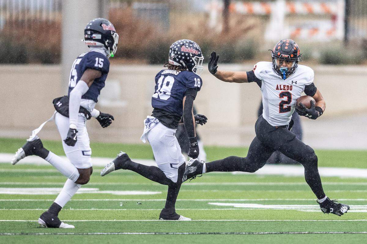 Aledo’s Kaydon Finley (2) runs after a catch while trying to elude Denton Ryan’s Byran Simmons (18) and Xaier Hiler (15) in a Class 5A Division 1 state quarterfinal on Saturday, Dec. 7, 2024 at Crowley ISD Multi-Purpose Stadium in Fort Worth, Texas.