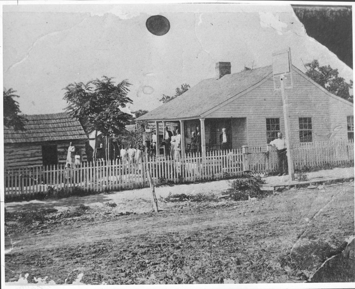 1873: Mammy Sikes Hotel with guests and servants, Weatherford, Texas.