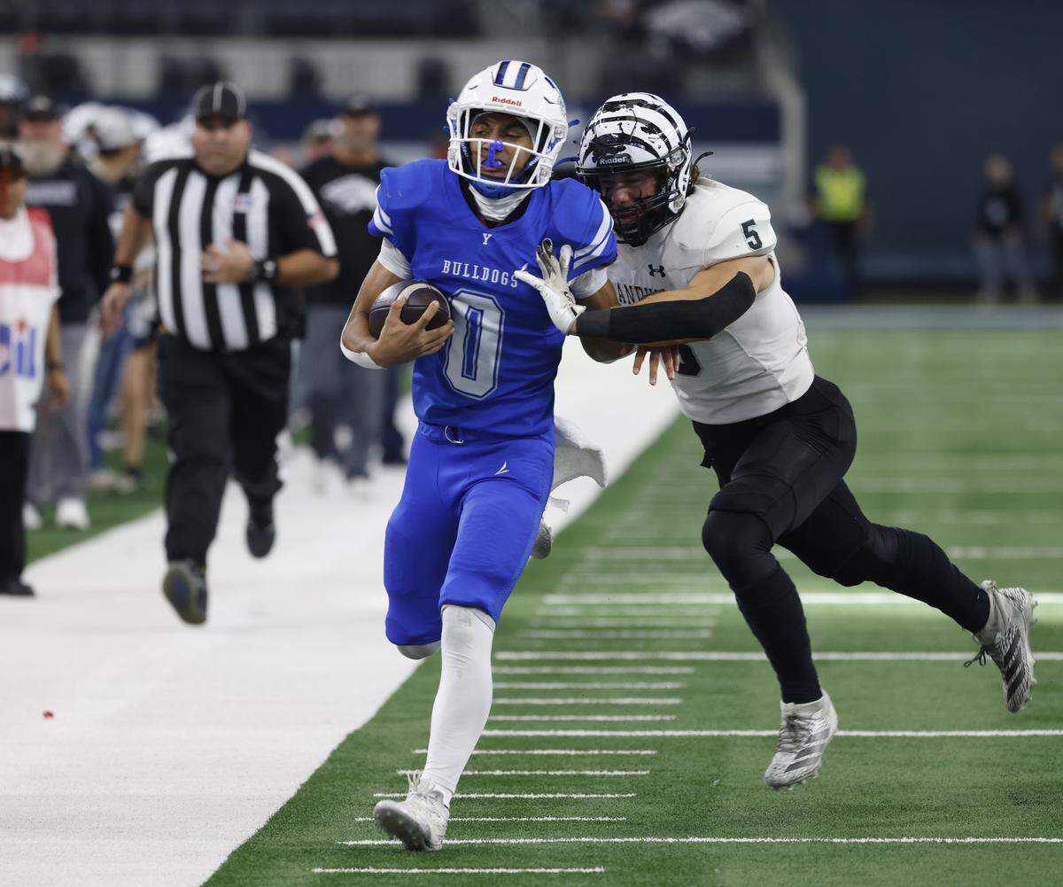 Grandview middle linebacker Bleu Hubbard (5) Yoakum wide receiver Jace Morales (0) out of bounds during the first half of a UIL Class 3A Division I championship game on Thursday Dec. 18, 2025 at AT&T Stadium in Arlington, Texas.