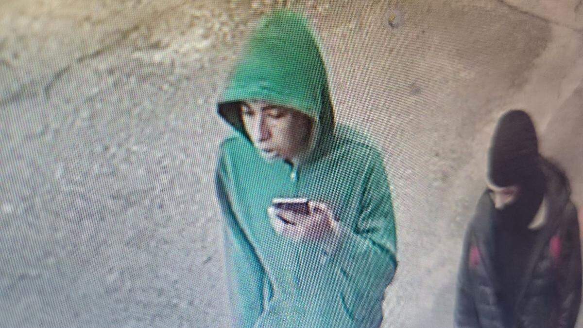 An Arlington man who was trying to help a family member sell a car was shot and killed by a thief during a test drive, according to police, who are trying to identify two suspects seen in images from surveillance video.