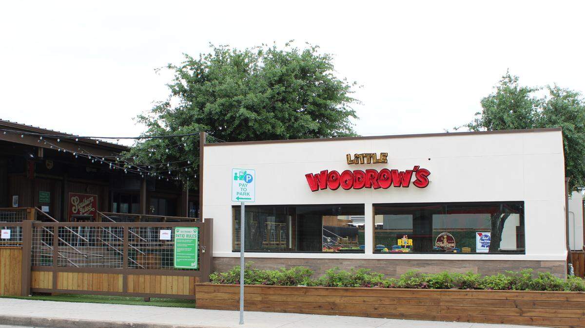 Little Woodrow’s, an outdoor sports bar at 2833 Morton St, is a great place to chill outdoor in its colorful patio with a monster 400-inch television screen.