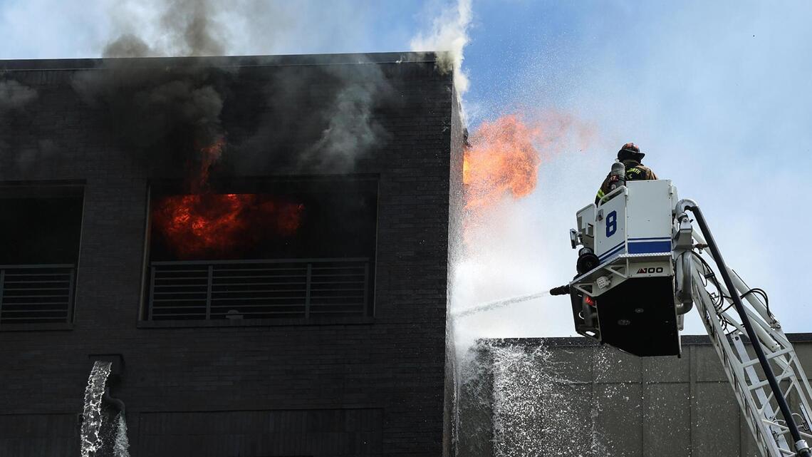 How did the Near Southside apartment fire in Fort Worth spread so fast?