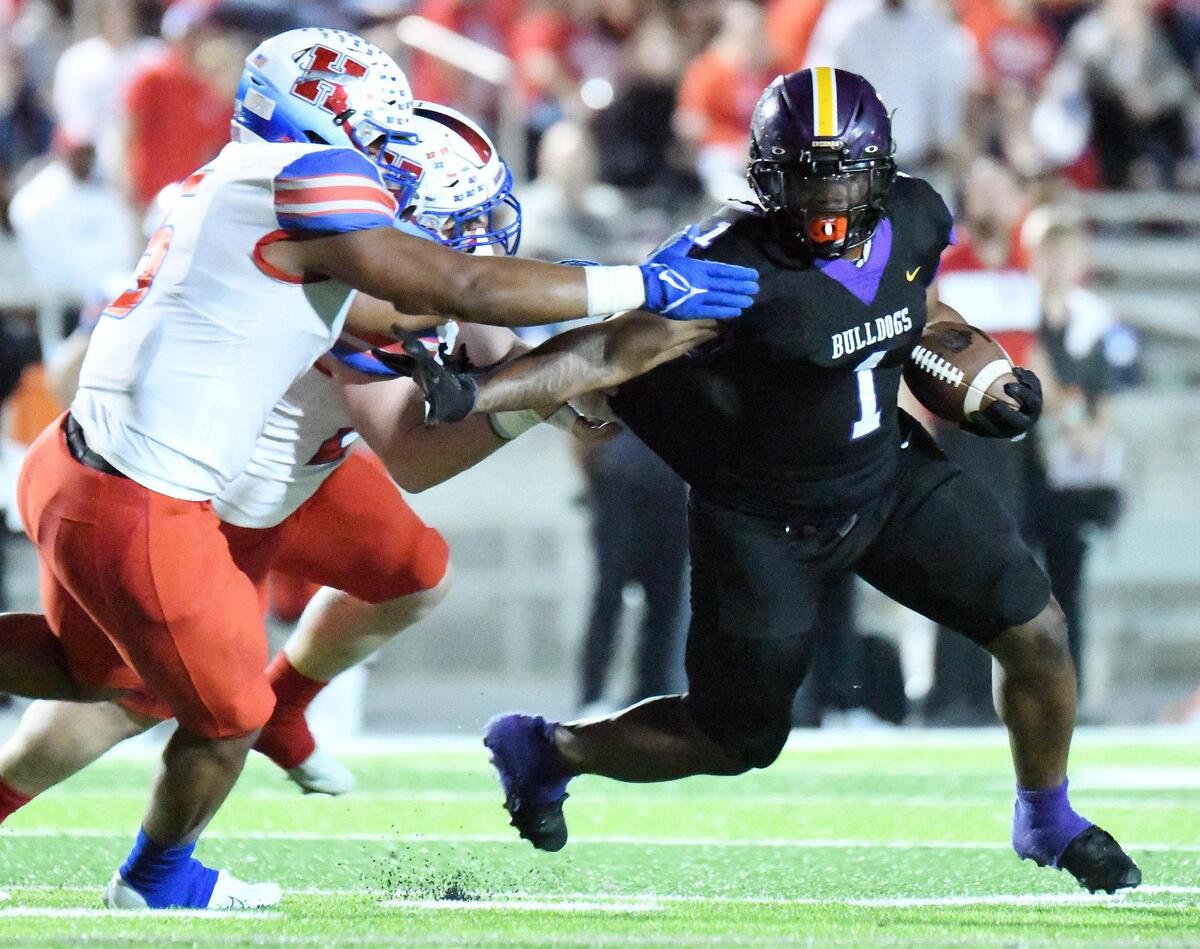 Everman’s Errick Mills, right, tdurns the corner as members of the Midlothian Heritage defense pursues in the first quarter of Thursday’s November 4, 2022, District 5-5A Division 2 football game at Marr Stadium in Everman, Texas. Special/Bob Haynes