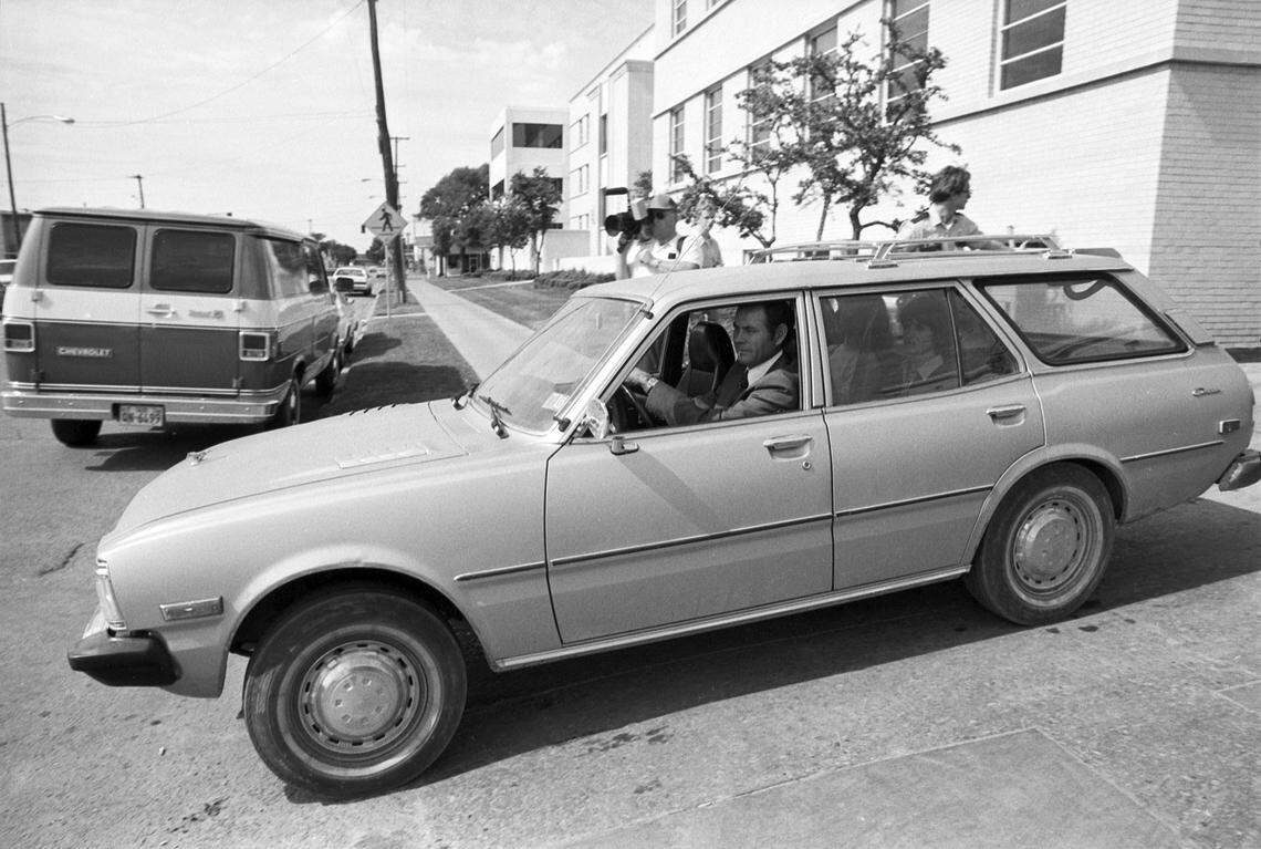 Oct. 4, 1981: Lee Harvey Oswald’s widow, Marina Oswald Porter, rides in the back of a station wagon at Baylor University Medical Center in Dallas, where the remains underwent an autopsy. Marina’s husband, Kenneth, is driving.