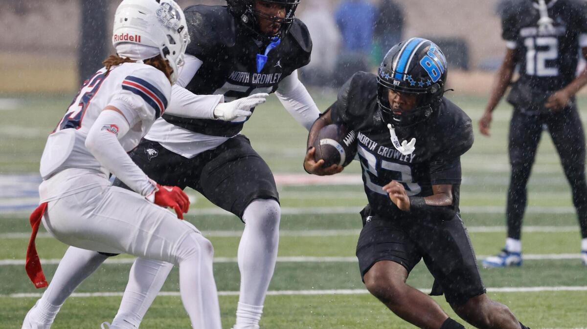 North Crowley running back Kiante Ingram (23) cuts back to the inside during the UIL 6A D1 Quarterfinals at Vernon Newsom Stadium in Mansfield, Texas, Saturday, Dec. 07, 2024.