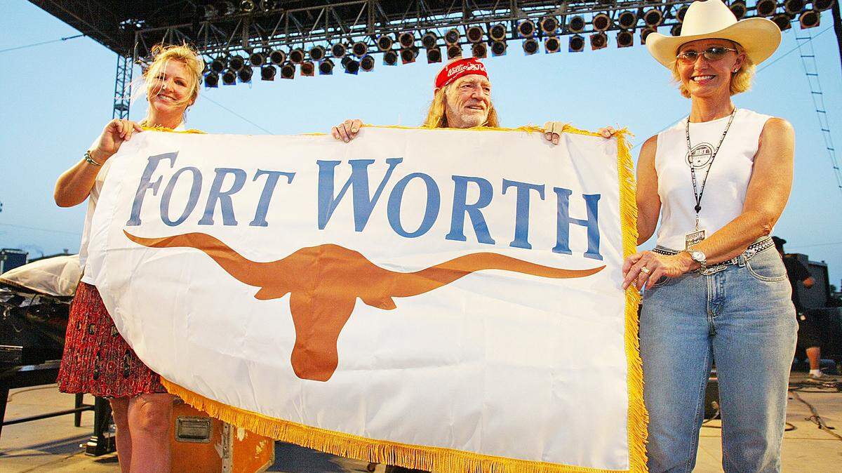 (l-r) Janet Lane and Pam Minick present Wille Nelson with a city flag and proclomation during Willie Nelson’s 4th of July Picnic Sunday, July 4, 2004. (FWST/Tom Pennington)