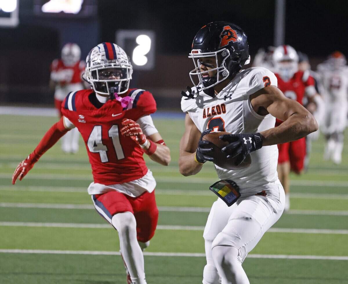Aledo wide receiver Kaydon Finley (2) grabs a touchdown pass in front of Richland defensive back Paxon Weeks (41) during the first half of a UIL football game on Thursday, October, 23, 2025 at Birdville FAAC Stadium in North Richland Hills, Texas.