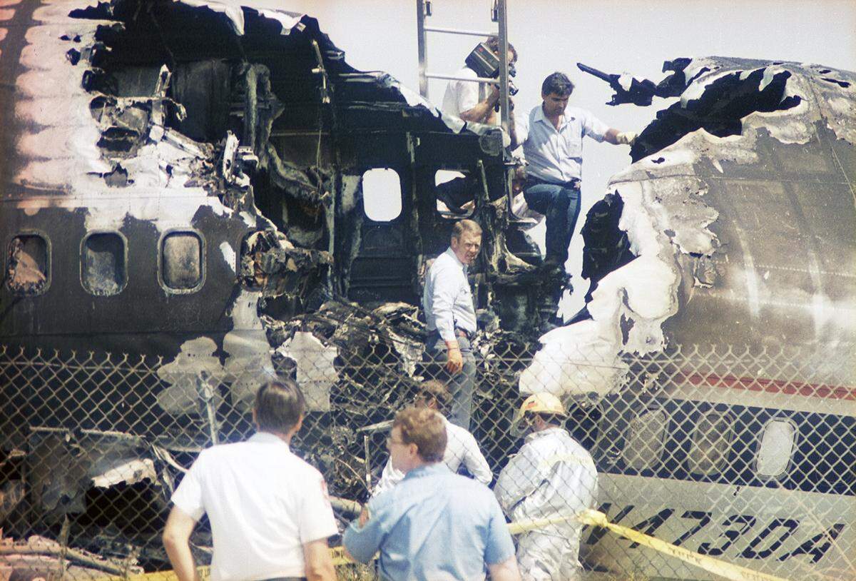 Aug. 31, 1988: Investigators climb through the wreckage of Delta 1141, which crashed during takeoff from Dallas-Fort Worth International Airport.