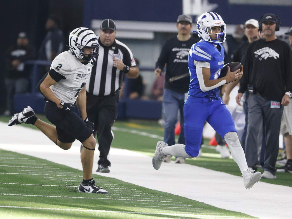 Yoakum wide receiver Jace Morales (0) steps out of bounds in front of Grandview corner back Kason Sanders (2) to save time on the clock against Grandview during the first half of a UIL Class 3A Division I championship game on Thursday Dec. 18, 2025 at AT&T Stadium in Arlington, Texas.