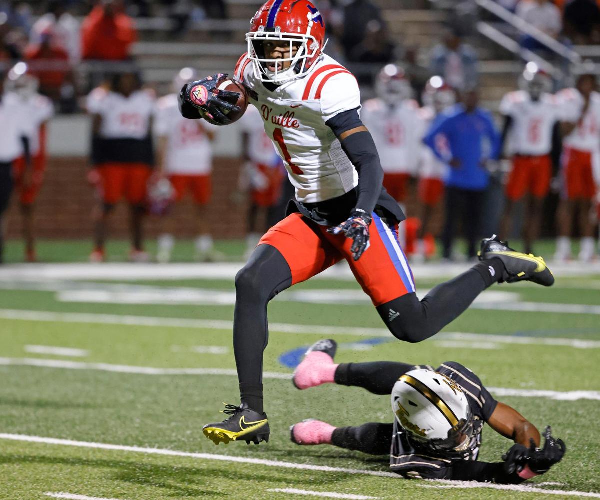 Duncanville wide receiver Dakorien Moore (1) is the No. 5 receiver in the nation.
