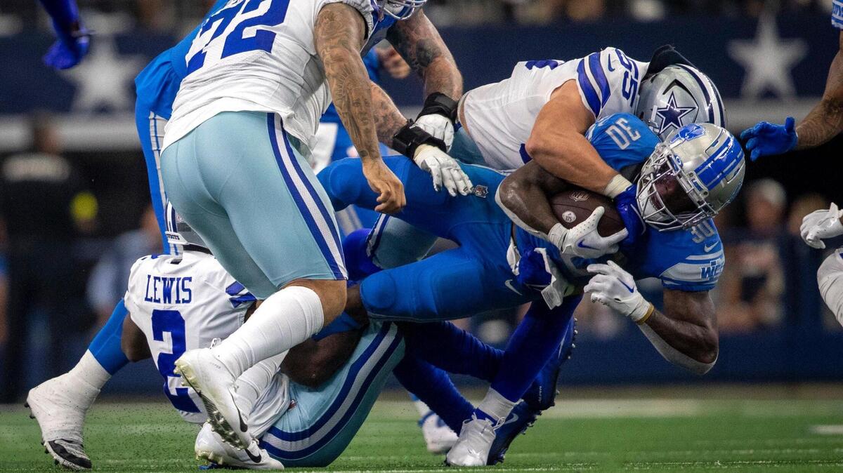 El linebacker de los Dallas Cowboys, Leighton Vander Esch, ataca al corredor de los Detroit Lions, Jamaal Williams, en el AT&T Stadium, en Arlington, el domingo 23 de octubre de 2022.