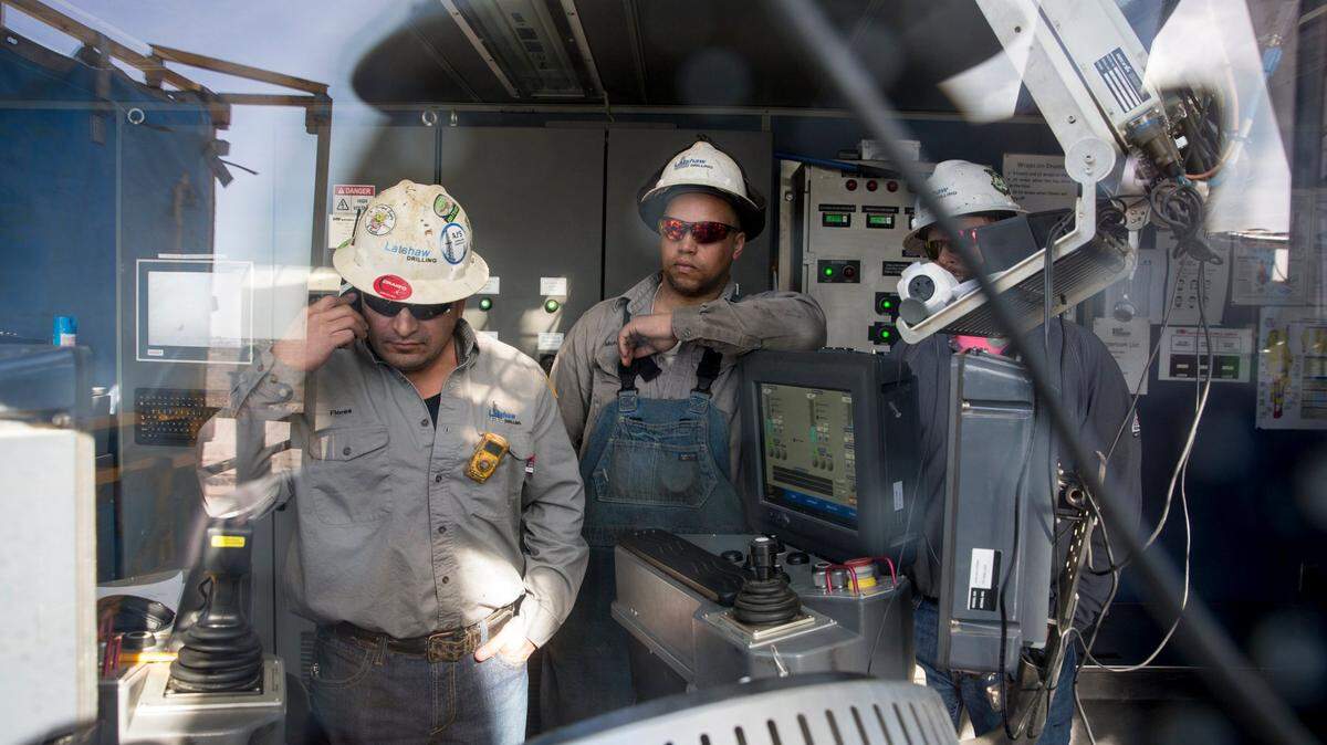Driller Cristo Flores, left, and Michael Manga, a rig manager, address a drill issue in 2017 on a rig in Midland, Texas. (Ilana Panich-Linsman/The New York Times)