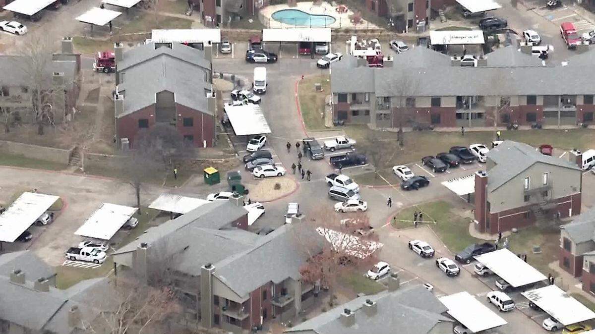 Overview of crime scene at apartment complex in Dallas. 