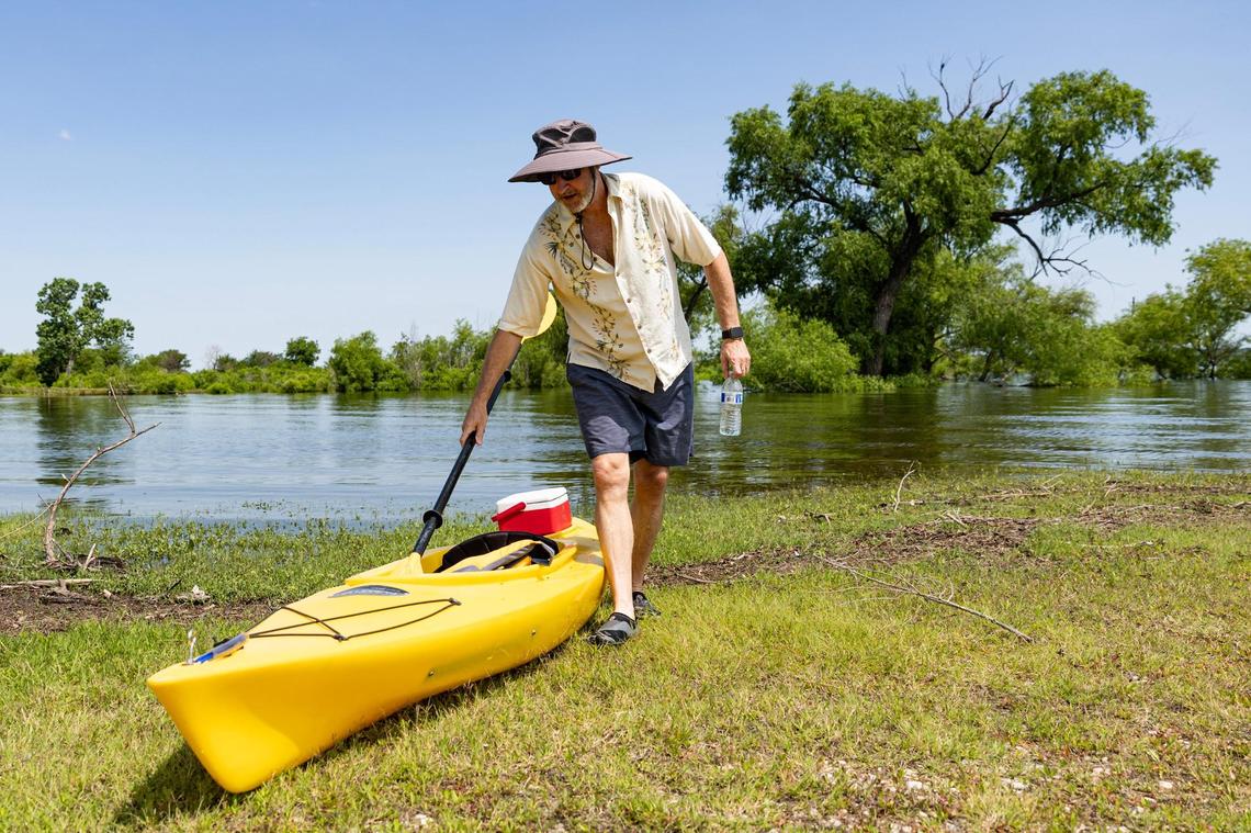 Las Colinas resident Bob O’Connor brings in his kayak after paddling out on Grapevine Lake on May 31.