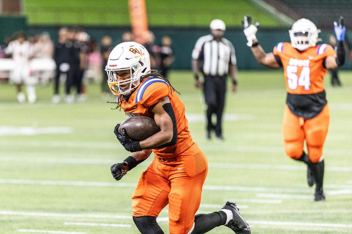 Arlington Bowie running back Denzel Ponder (14) scores the first points in the game against Haltom on Thursday.