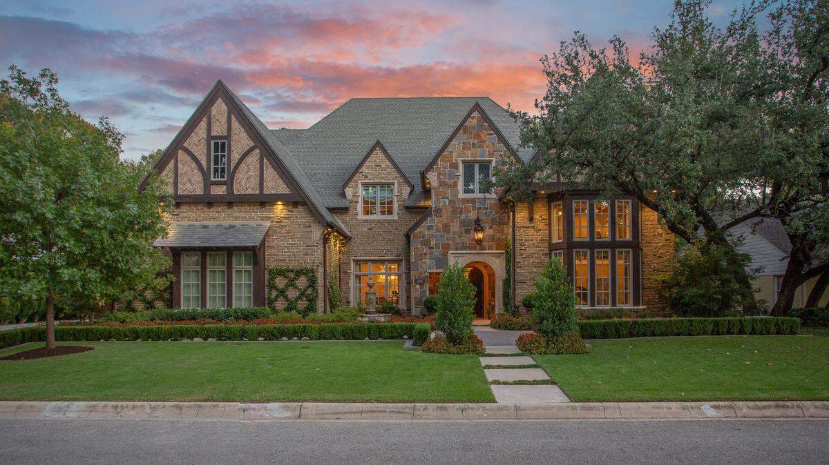 The home at 2925 Owenwood Drive features an expansive pool, spa and lush green landscape.