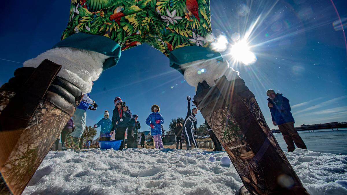 After a series of cold spells as Arctic air blew south to Texas, a clear sunny day brought a warming trend before rain fell across North Texas.