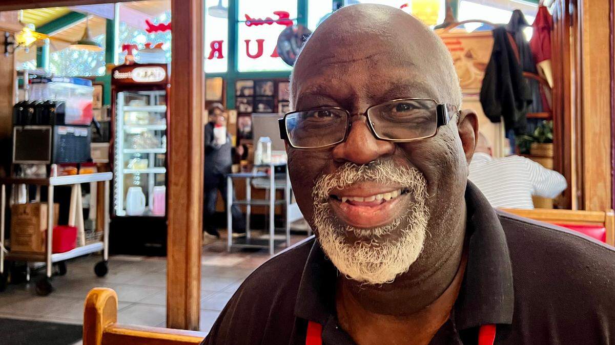 Former Texas Tech football player Andrew Thomas has reopened Drew’s Place, his home cooking and soul food restaurant in west Fort Worth.