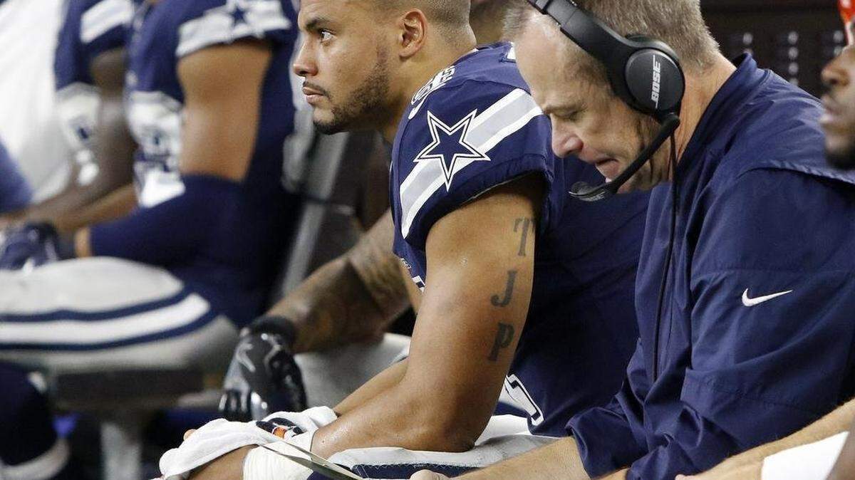 Cowboys offensive coordinator Scott Linehan (right) and quarterback Dak Prescott had a rough night in their 30-22 playoff loss against the L.A. Rams on Saturday night.