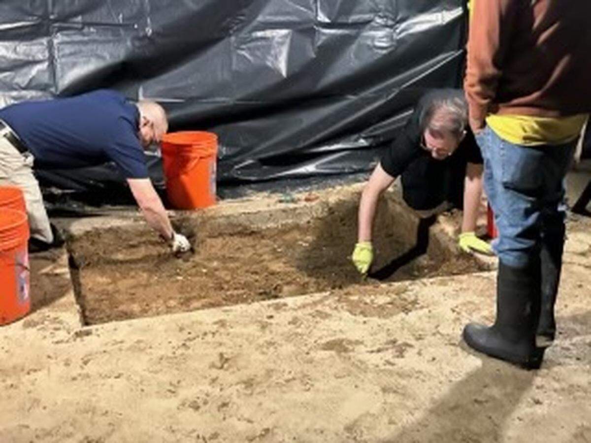 Investigadores excavan bajo parte de un patio de concreto en la propiedad donde vivía la familia de un niño desaparecido en Everman, Texas.