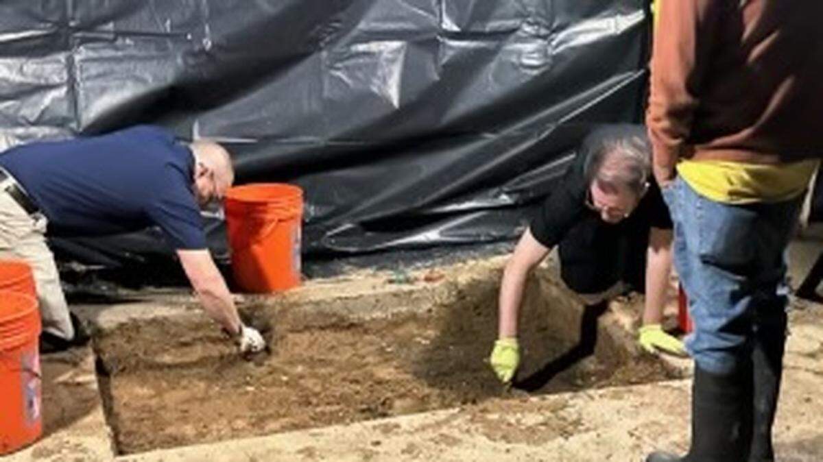 Cadaver dogs searching for 6-year-old Noel alert to carpet, part of Everman home back yard