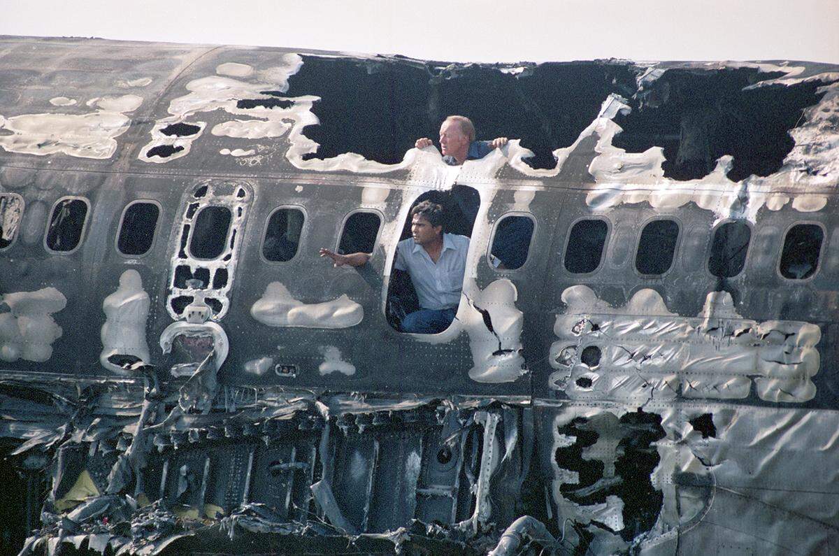 Aug. 31, 1988: Investigators examine the charred and melted fuselage of Delta 1141 after it crashed during takeoff at Dallas-Fort Worth International Airport.