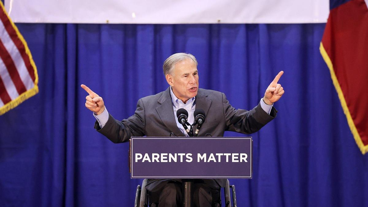 El gobernador Greg Abbott habla a estudiantes, padres y personal de Nolan Catholic High School mientras trata de conseguir apoyo para su plan de selección de escuelas, el miércoles 19 de abril de 2023. El Proyecto de Ley 8 del Senado daría a las familias dinero de los contribuyentes para pagar escuelas privadas a través de una cuenta de ahorro educativo