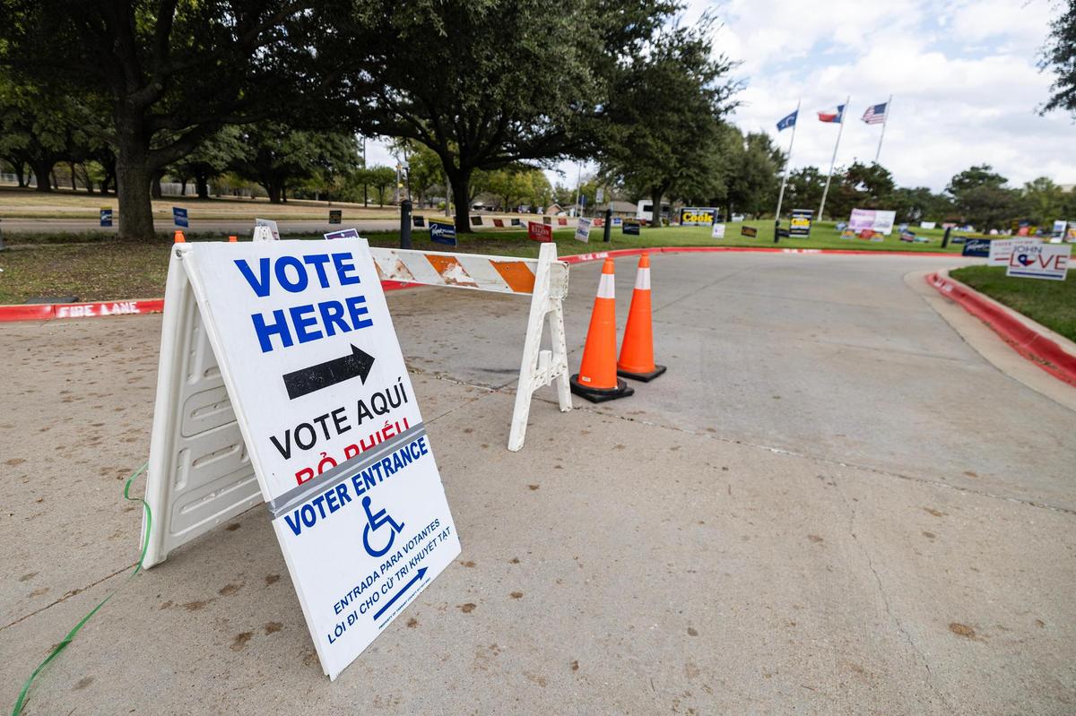 A vote here sign points to the voting site at the Tarrant County Sub-courthouse in Mansfield on Wednesday, Oct. 30, 2024.