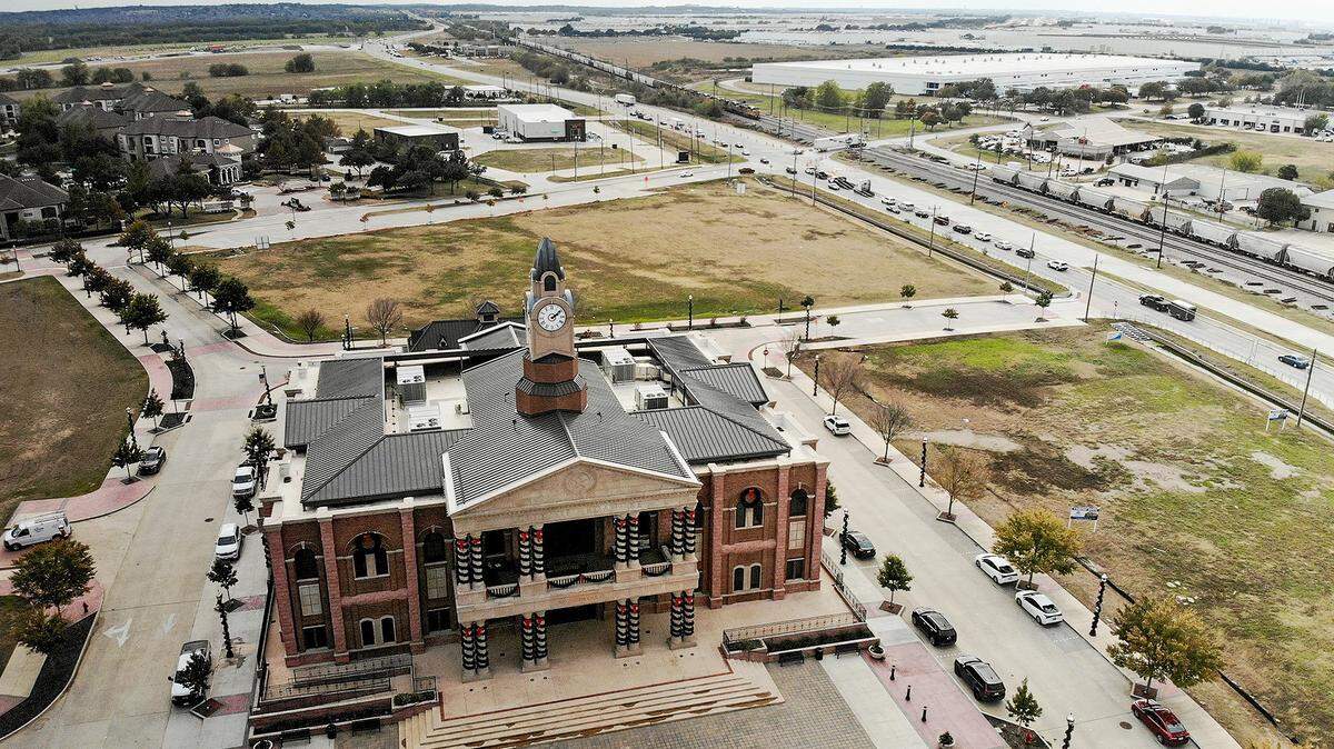 An archive photo overlooking Roanoke shows City Hall. In 2022, city officials discussed how they could limit drag shows in Roanoke, according to emails obtained by the Star-Telegram.