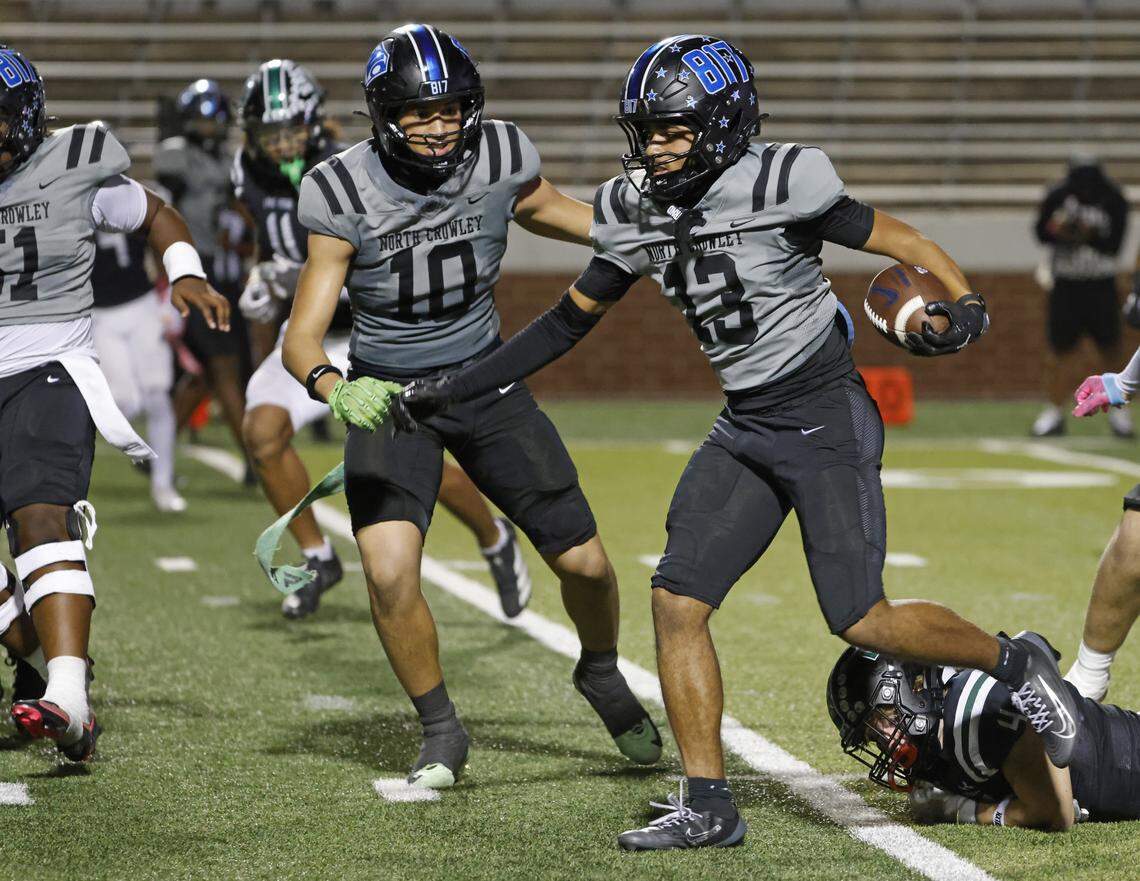 North Crowley wide receiver Lorenso Cruz (13) breaks free for a touchdown during the first half of a UIL football game between North Crowley and Lake Ridge at Vernon Newsom Stadium in Mansfield, Texas, Thursday, October 09, 2025.