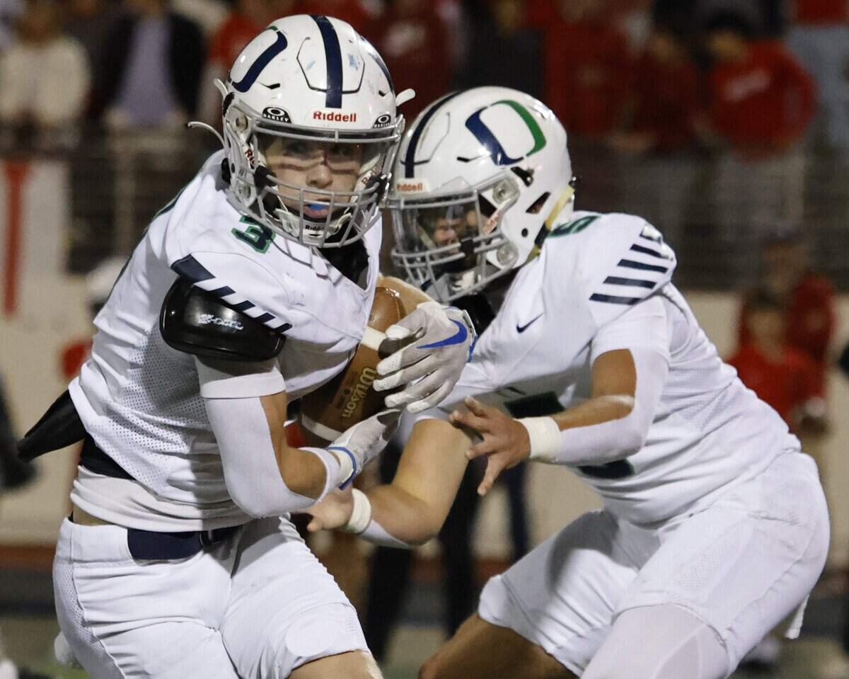 Oakridge running back Cole Worthington (3) takes the handoff from quarterback Luke Dearman (5) during the second half of the SPC 2025 3A Football Championship football game between The Oakridge School and Fort Worth Country Day at Mavericks Stadium in Arlington, Texas, Saturday Nov. 08, 2025.