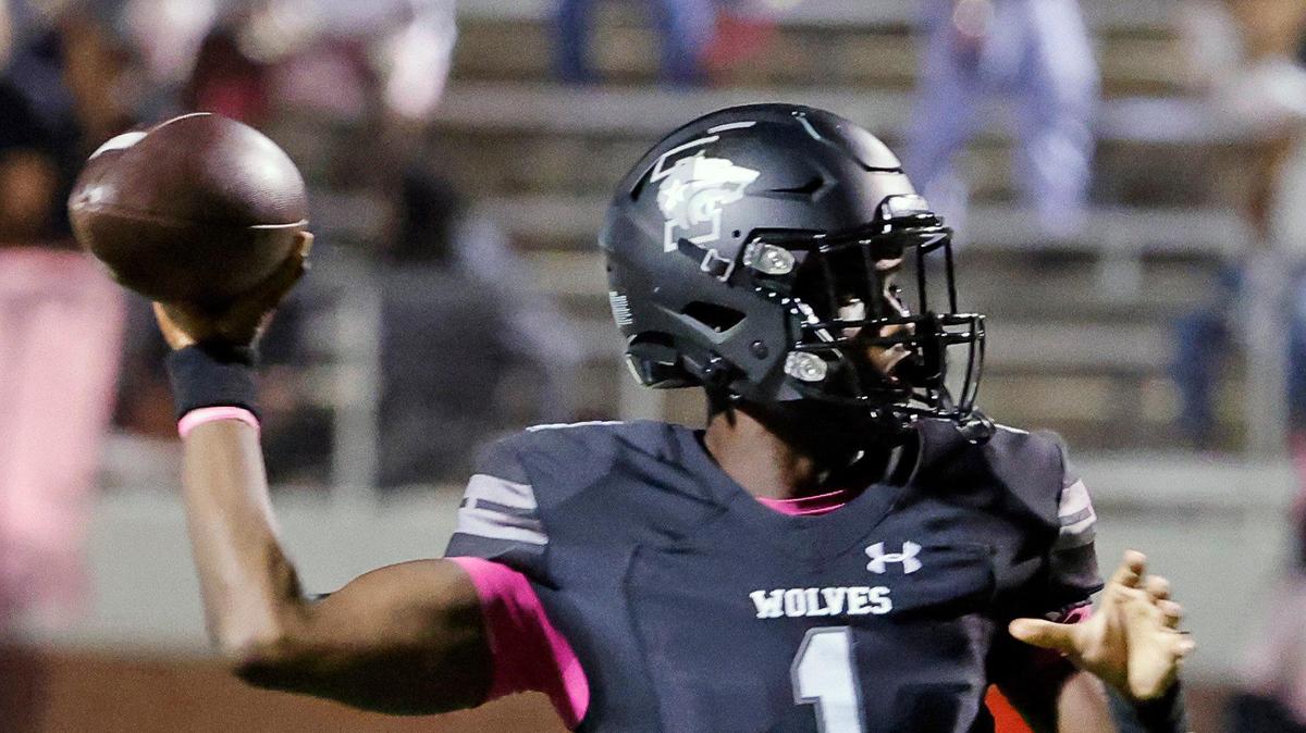 Timberview quarterback Zuric Humes (1) signed with Evangel football.