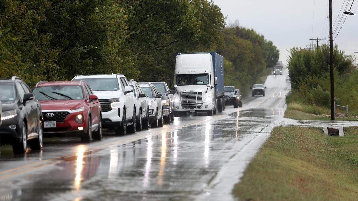 Traffic backs up on Avondale Haslet Road near the intersection of Sendra Ranch Boulevard on Wednesday, October 13, 2021. Widening and improving this section of Avondale Haslet Road is one of the many projects Tarrant County proposed in a $400 million transportation bond.