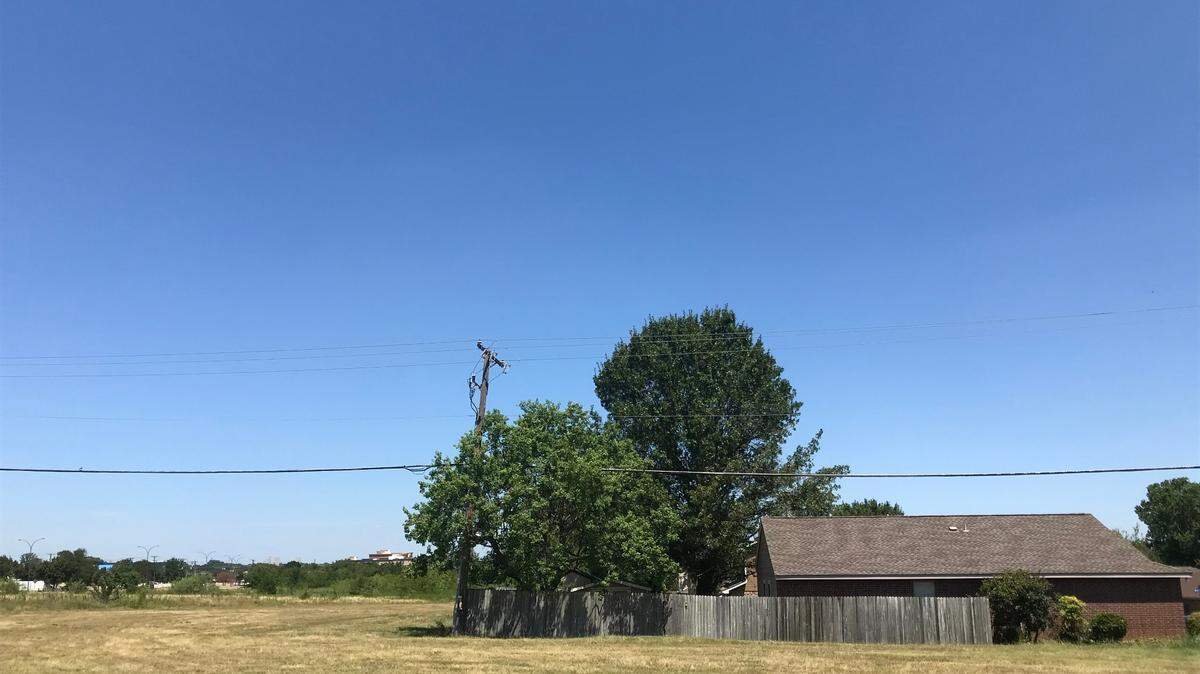 Southeast Arlington residents whose property borders an empty lot at 4801 S. Collins St. asked city council members to deny a rezoning application that would allow developers to build office and retail space.